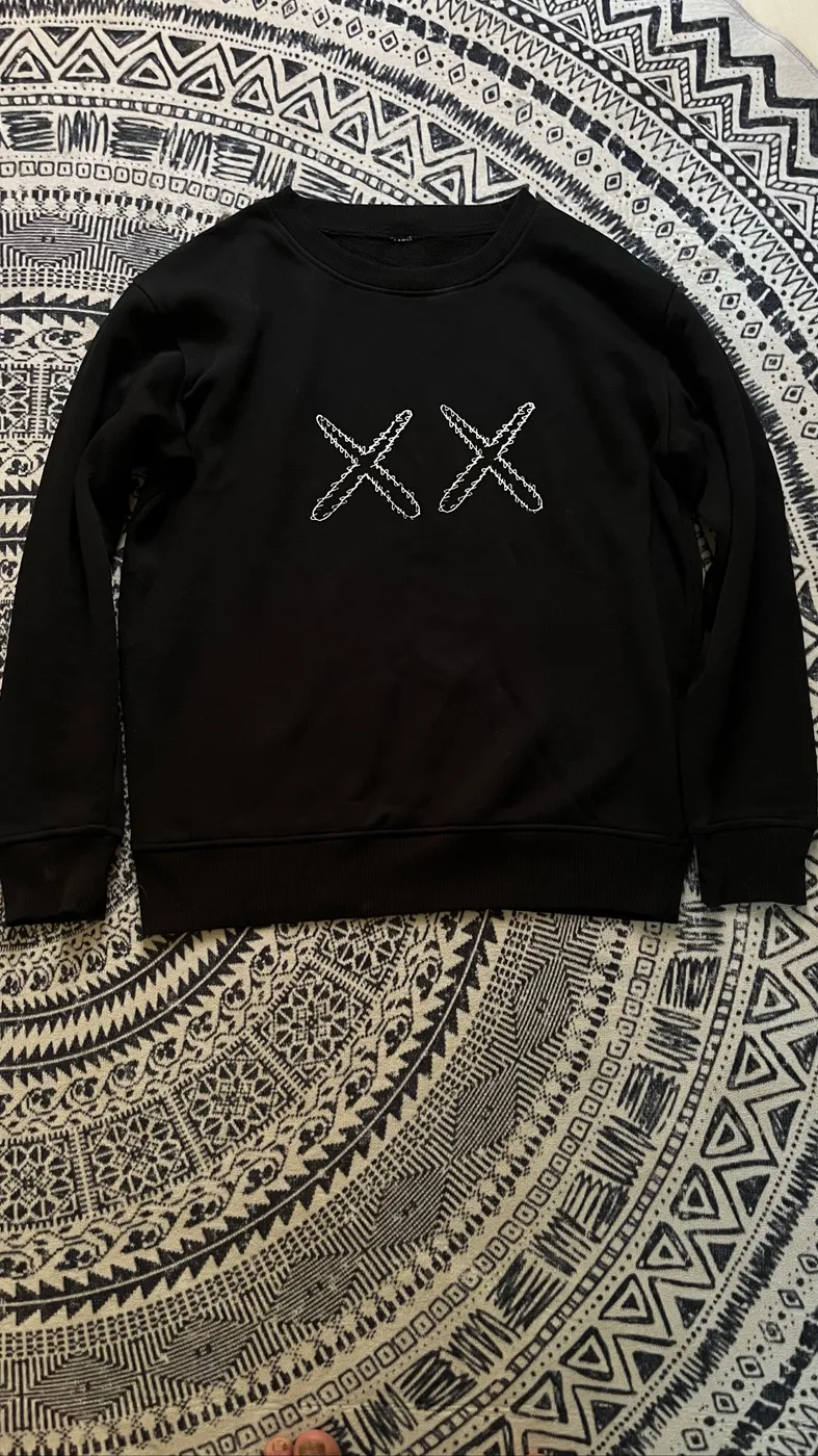 سويتر أسود بتصميم XX | Black Sweatshirt with XX Design