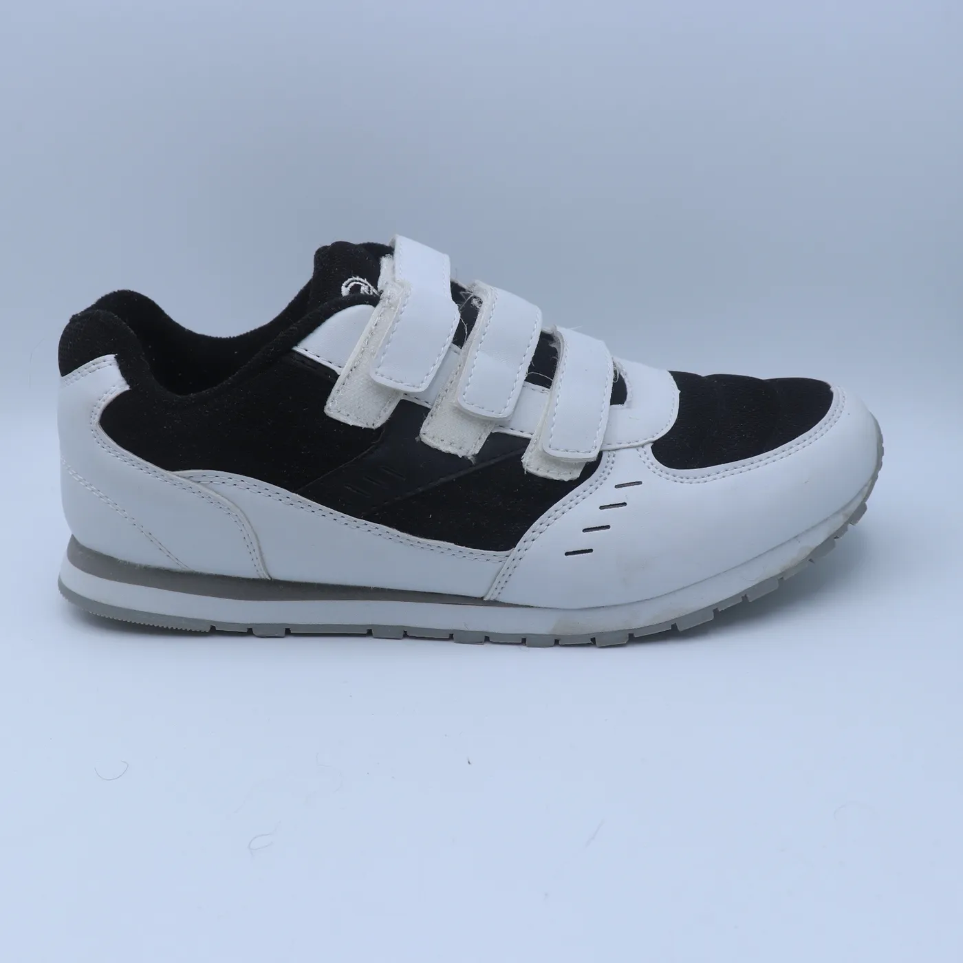حذاء رياضي لاصق أبيض وأسود | Black and White Velcro Sneakers