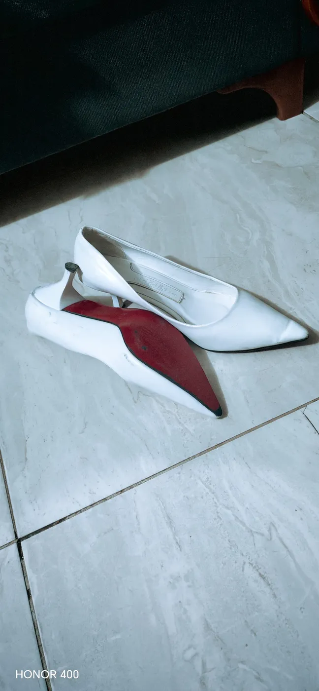 حذاء كعب ماركة Christian Louboutin)