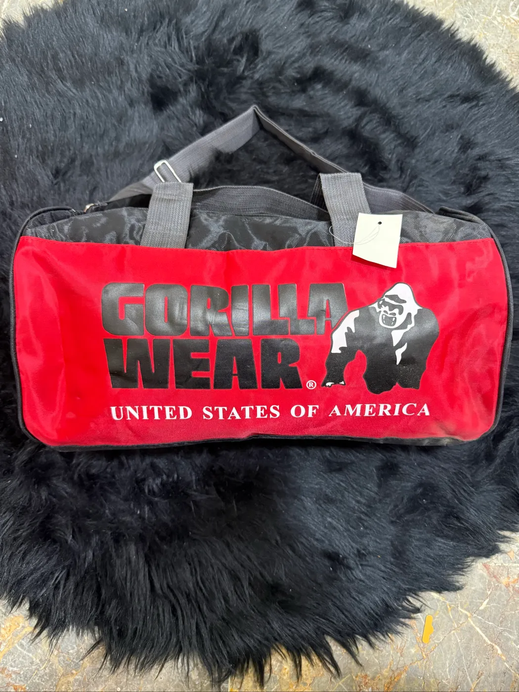 حقيبة رياضية Gorilla Wear لون أحمر وأسود