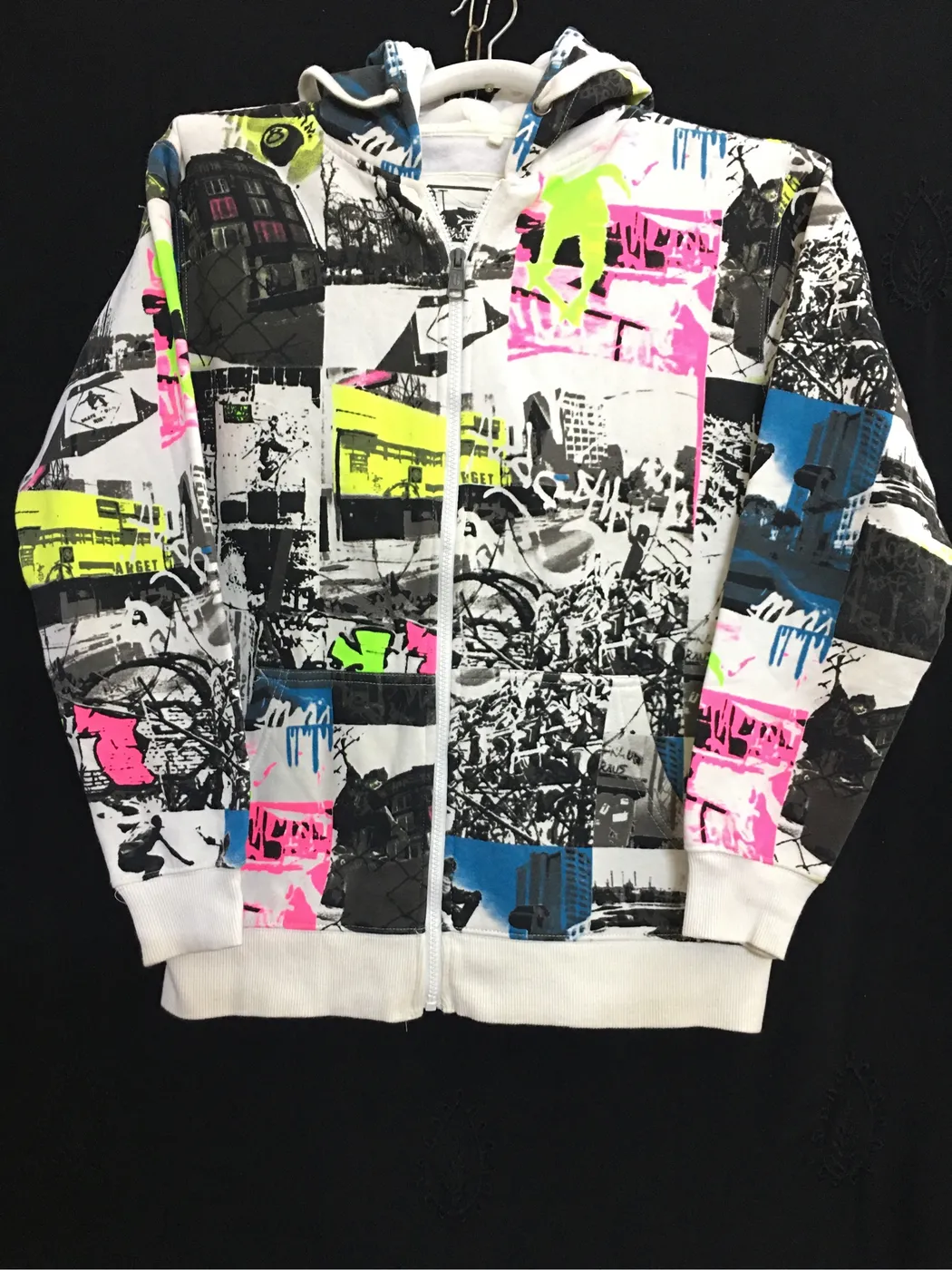 هودي بطبعة جرافيتي ملونة | Colorful Graffiti Print Hoodie