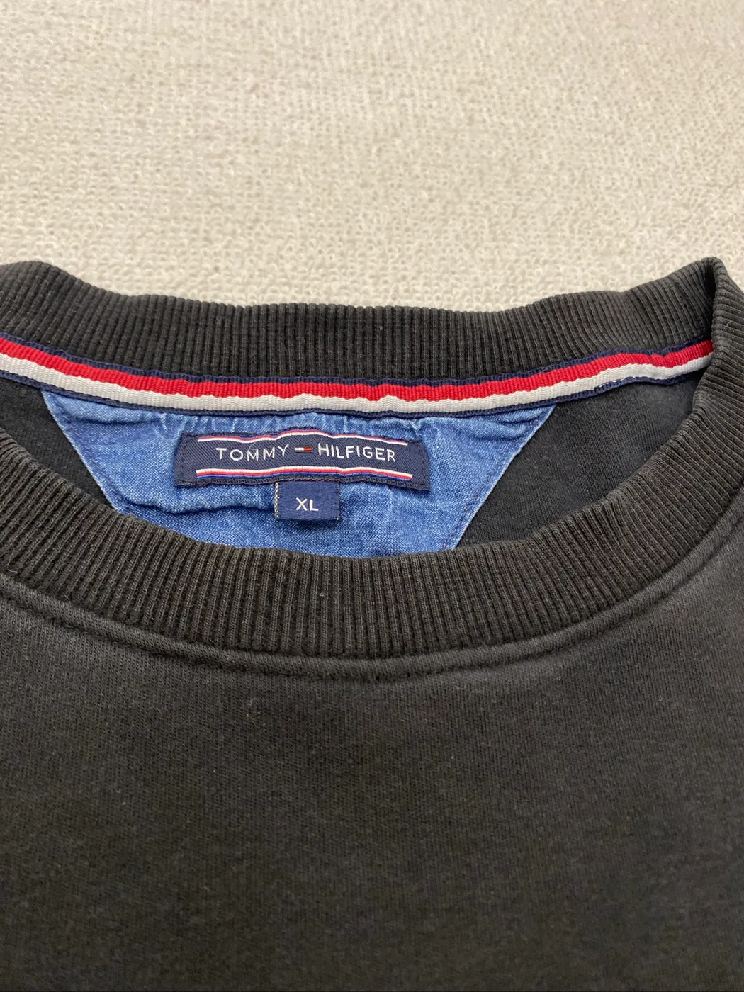 بلوز ماركه الفاخره tommy hilfiger - صورة 3