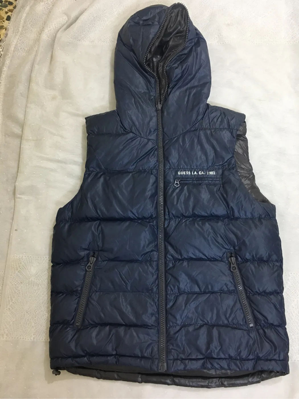 سترة كيس مبطنة بقبعة | Guess Hooded Puffer Vest - صورة 2