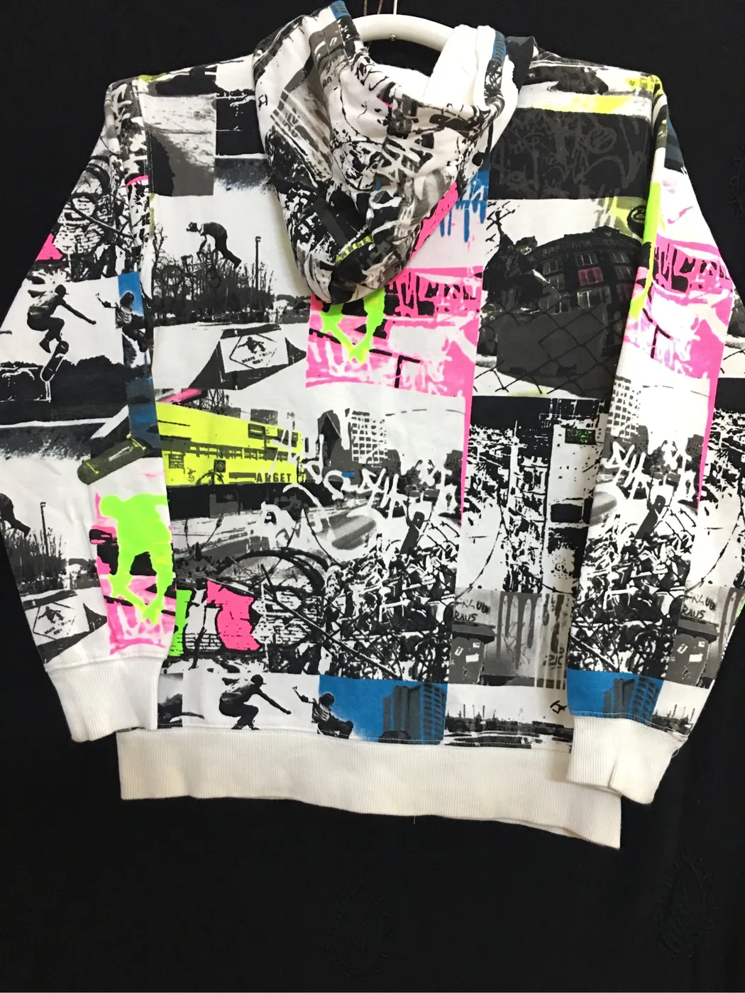 هودي بطبعة جرافيتي ملونة | Colorful Graffiti Print Hoodie - صورة 2