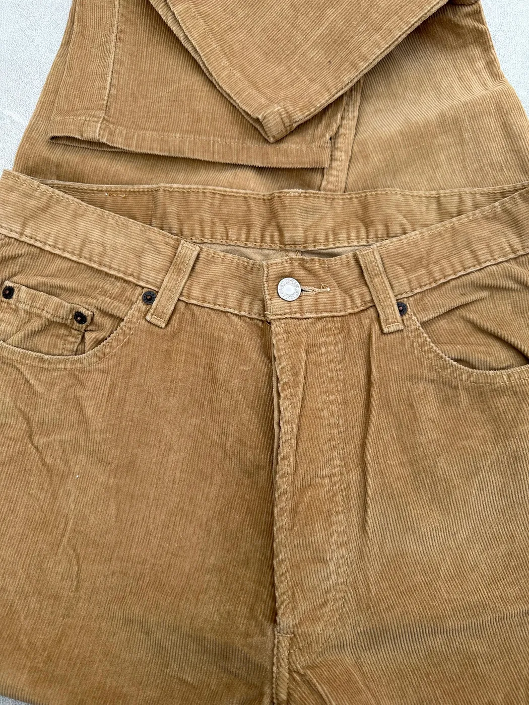 بنطال مخمل (Corduroy) كلاسيكي من إنتاج شركة Levi Strauss & Co. الشهيرة - صورة 4