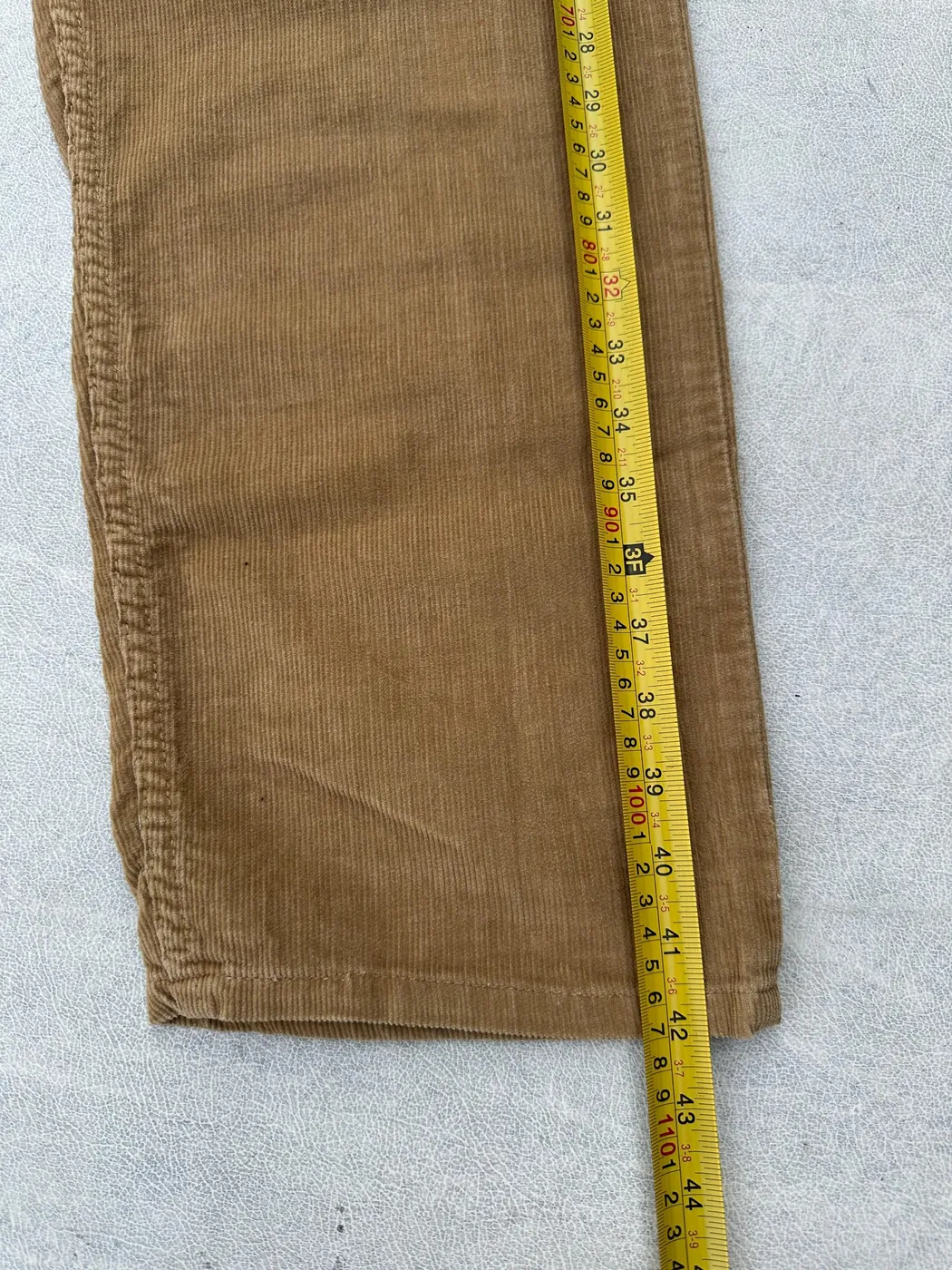 بنطال مخمل (Corduroy) كلاسيكي من إنتاج شركة Levi Strauss & Co. الشهيرة - صورة 2