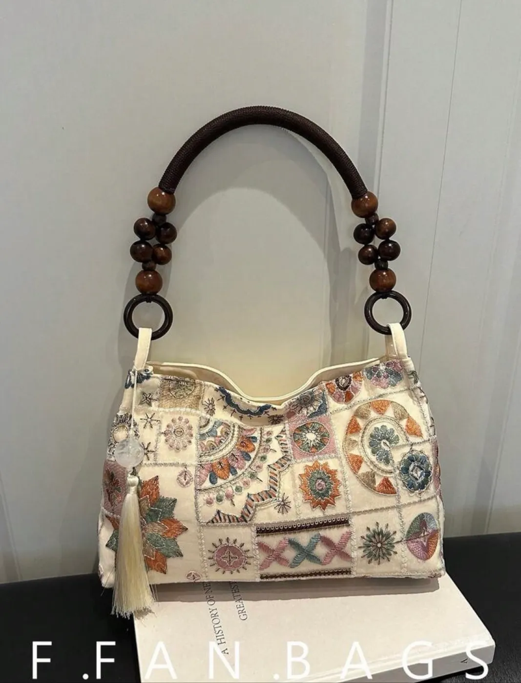 حقيبة يد نسائية F.F.FANBAGS بتطريز ملون