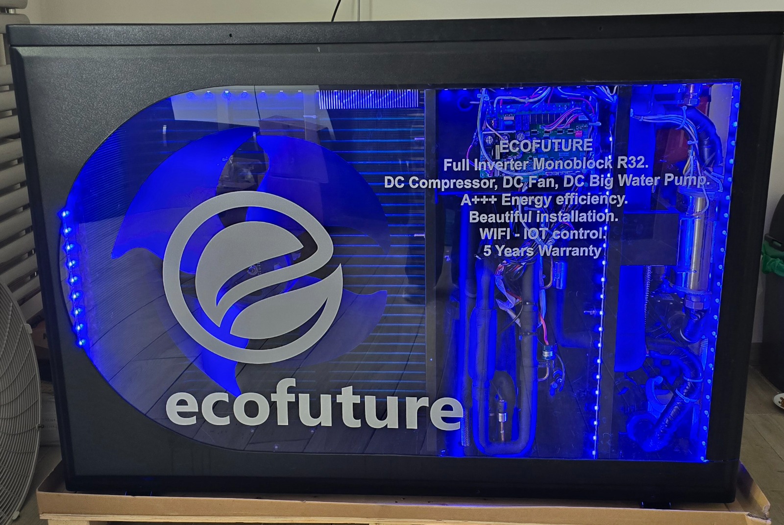 משאבת החום של EcoHeat — יחידה חיצונית מעוצבת ואיכותית