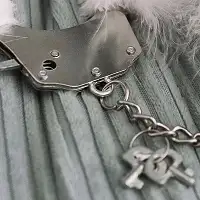Наручники металеві Adrien Lastic Handcuffs White з білою пухнастою обробкою