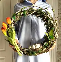 Весняний декоративний віночок "Весняна розкіш" з тюльпанами і котиками 45 см