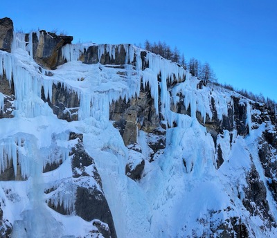 Cascade de Glace Pessu – Neige & Montagne