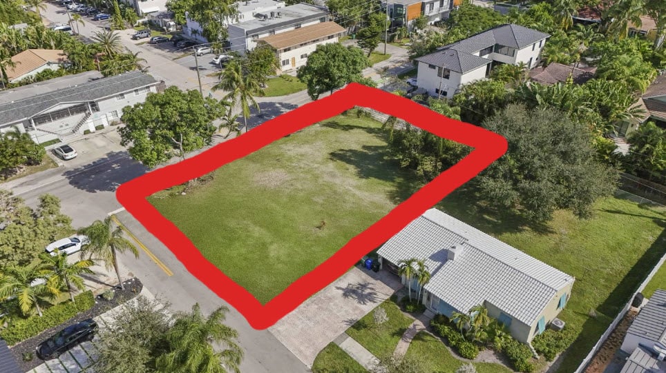 Grass lot with red Refine boundary