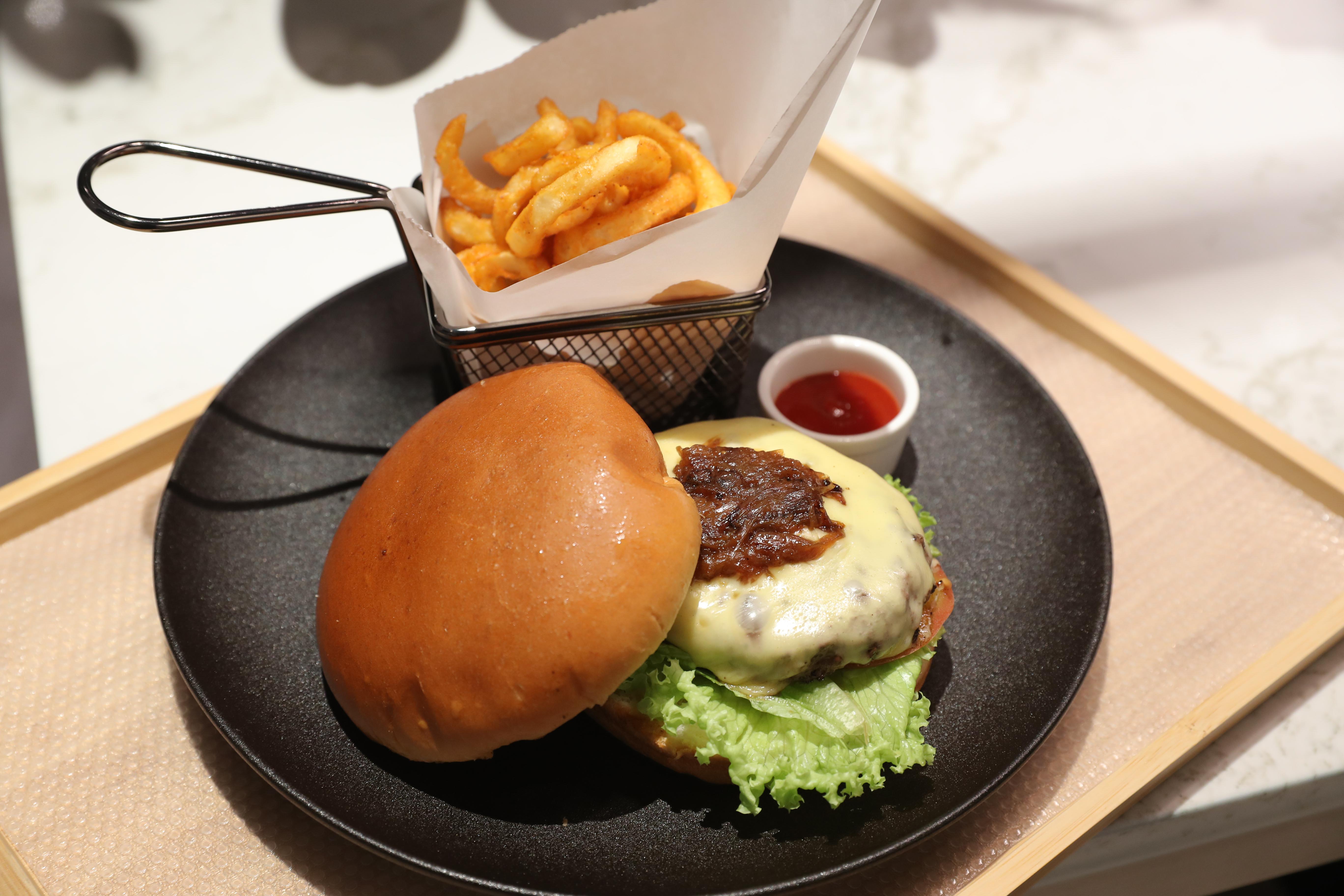 Classic Wagyu Cheese Burger 2.jpg