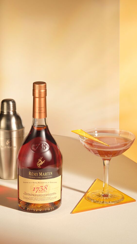 Medium-Remy Martin-Photo-hero_cocktail_1738_harmonia_with_bottle_1080_1920.jpg