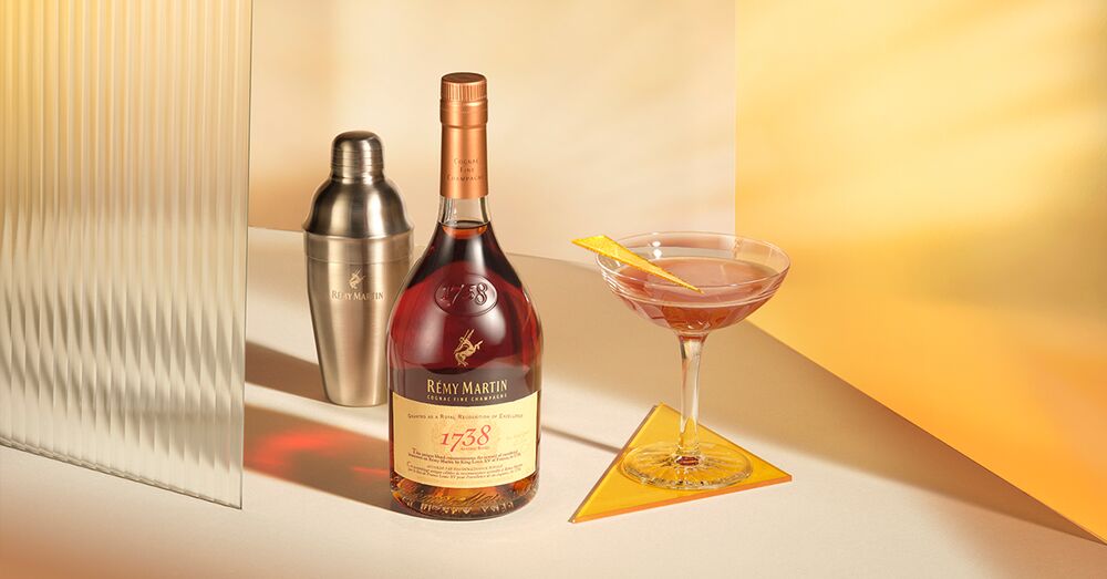 Medium-Remy Martin-Photo-hero_cocktail_1738_harmonia_with_bottle_Facebook.jpg