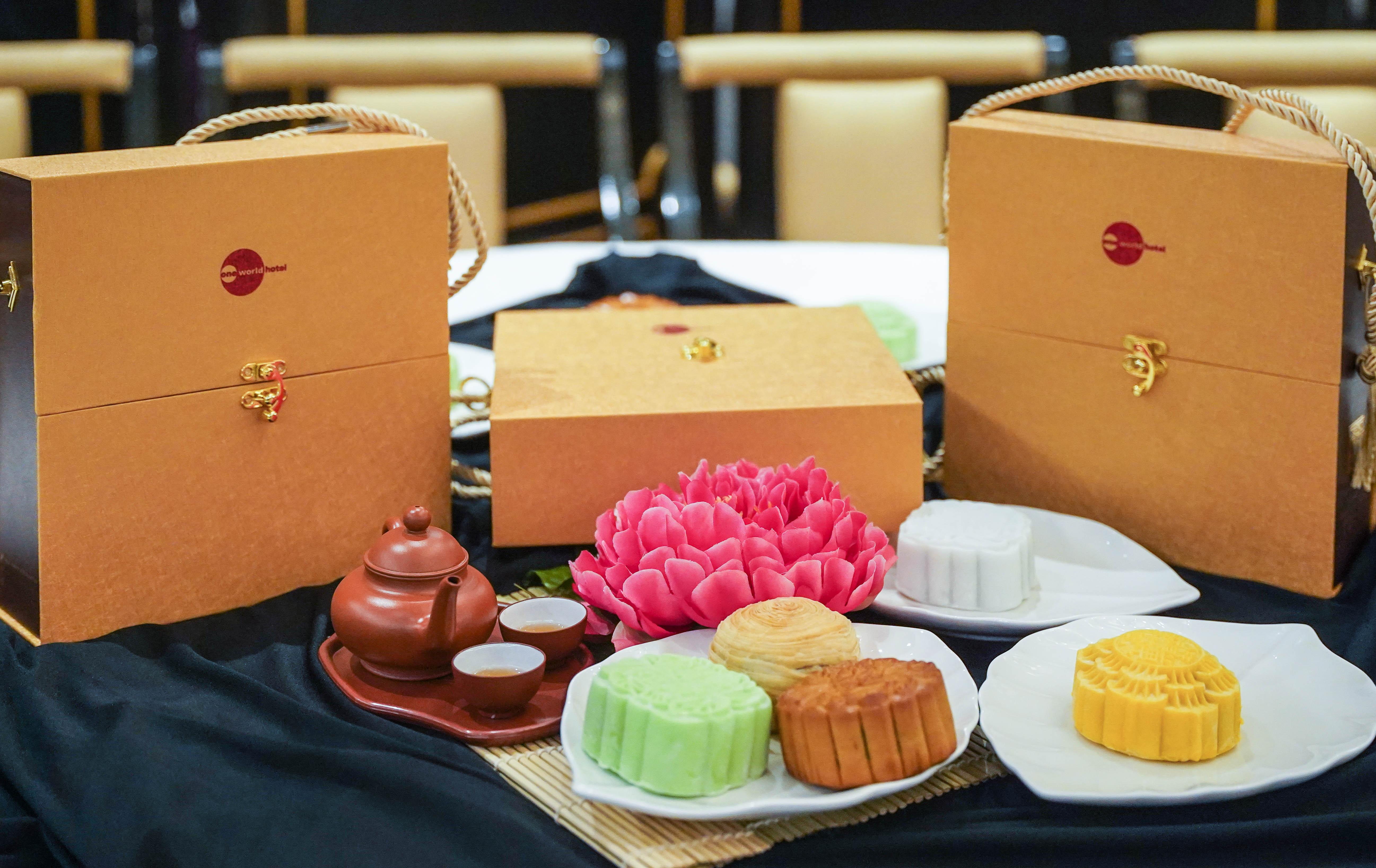 zuan yuan chinese restaurant, one world hotel: 2023 mid-autumn mooncakes in teo chew, baked & snow skin varieties