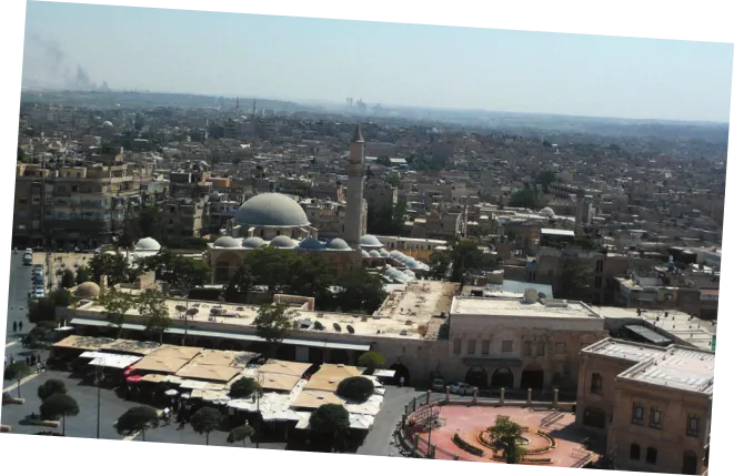 Imagem de uma cidade com diversas casas, prédios e mesquitas.