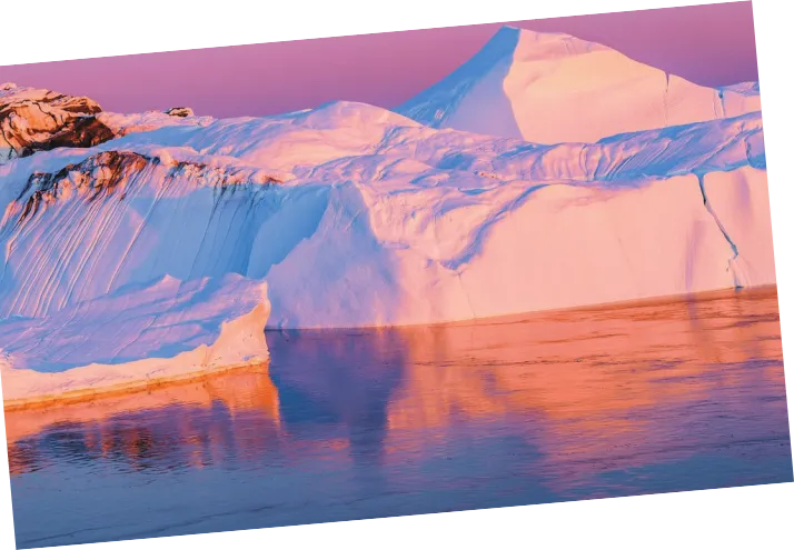 Imagem de montanhas de gelo cercadas por água, em processo de degelo.