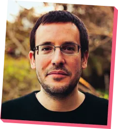 Imagem de Antonio Prata. Ele possui cabelo curto e usa óculos.