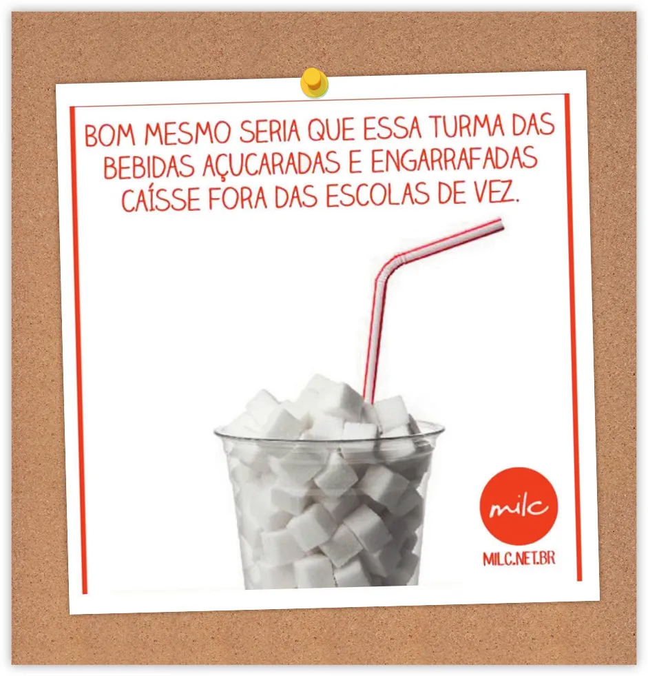 Imagem de um copo com um canudo e diversos cubos de açúcar. Acima do copo, está escrito: bom mesmo seria que essa turma das bebidas açucaradas e engarrafadas caíssem fora das escolas de vez.