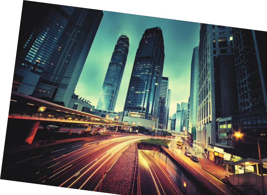 Imagem de uma avenida e um túnel. A avenida é cercada por diversos prédios.