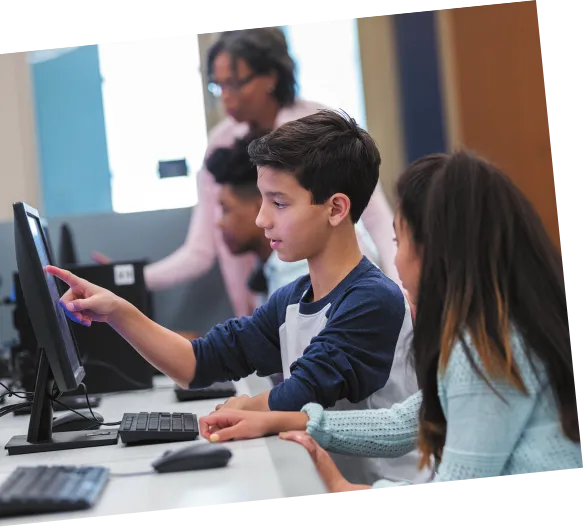 Imagem de alunos utilizando computadores.