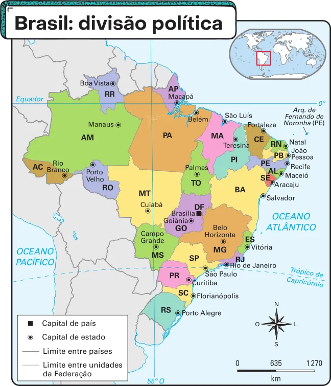 Mapa 'Brasil: divisão política'. O mapa mostra os estados brasileiros e suas respectivas siglas e capitais, os paralelos, um meridiano, os oceanos, o limite entre os países da América do Sul e a rosa dos ventos.