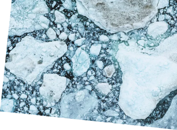 Imagem de pedaços de gelo glacial flutuando na água.