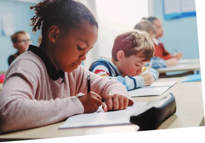 imagem de crianças estudando.