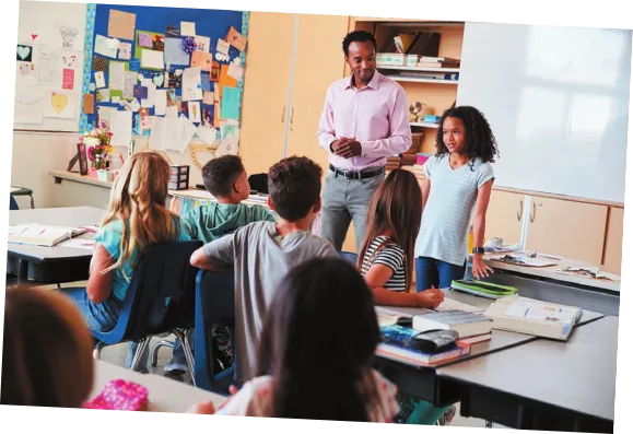 Imagem de professor e alunos na sala de aula.