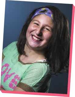 Imagem de Myrian Rawick. Ela é adolescente, possui cabelos na altura dos ombros e está sorrindo.