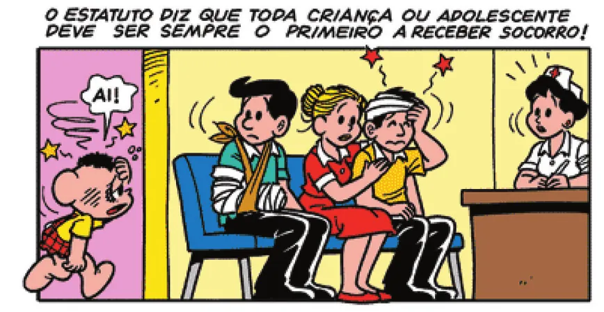 Imagem de um trecho da história em quadrinhos da Turma da Mônica. Q26: Cascão entra na sala de espera de um hospital. Ele está com o olho roxo, coloca a mão na cabeça e diz: 'Ai!' Duas pessoas machucadas e uma acompanhante estão sentadas no banco da sala. Na parte superior, encontra-se a seguinte legenda: 'O estatuto diz que toda criança ou adolescente deve ser sempre o primeiro a receber socorro!'
