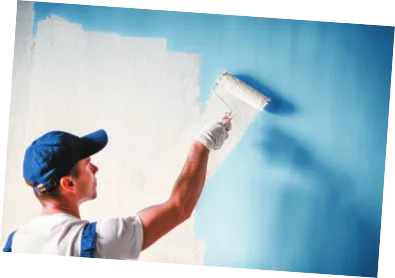 Imagem de um pintor utilizando um rolo de tinta para pintar uma parede.