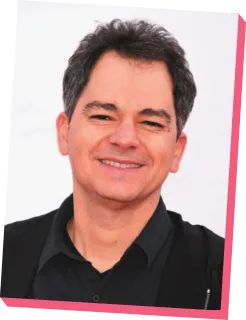 Imagem de Carlos Saldanha. Ele possui cabelo curto e está sorrindo.