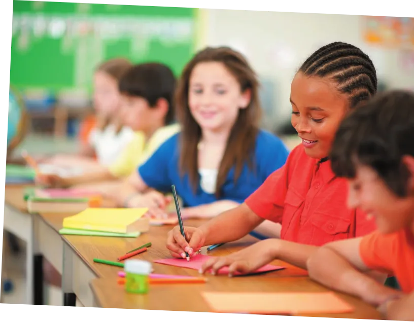 Imagem de crianças escrevendo e interagindo entre si.