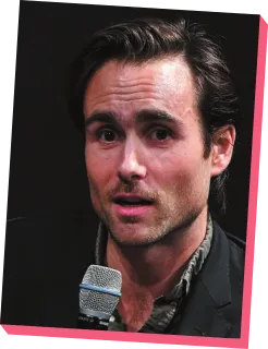 Imagem de David Wallace-Wells. Ele possui cabelo curto e está segurando um microfone.