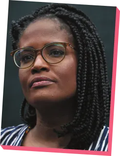 Imagem de Djamila Ribeiro. Ela possui tranças no cabelo e usa óculos.