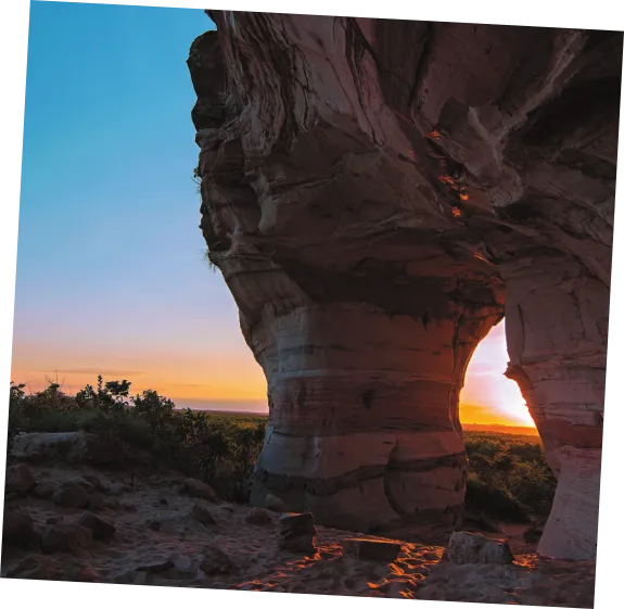 Imagem de formação rochosa com uma abertura, formando uma passagem.