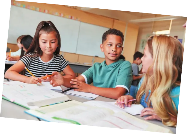 Imagem de crianças em sala de aula.