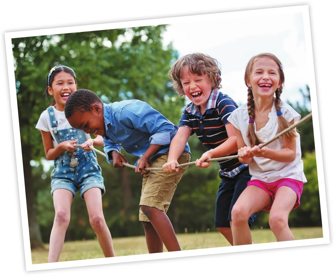Imagem de duas meninas e dois meninos brincando de cabo de guerra.