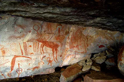 Imagem de pinturas rupestres representando práticas de caça e animais.
