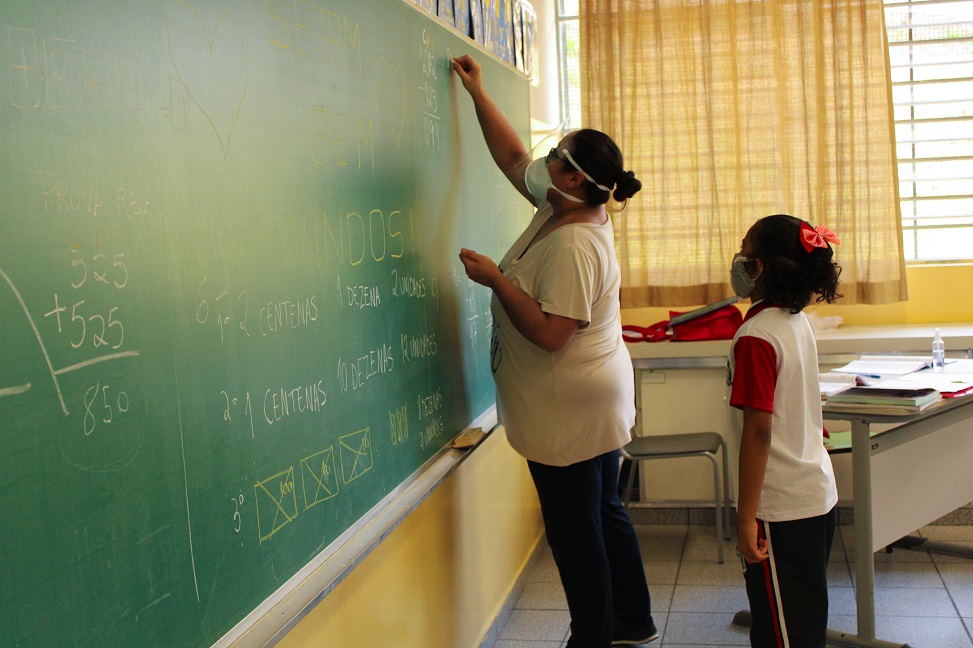 Escolas municipais retornam às aulas presenciais