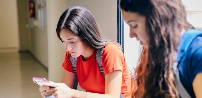 Adolescentes não têm apoio para lidar com as redes sociais, diz estudo