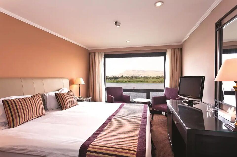 A double cabin, 19 m², with a panoramic window on the Nile