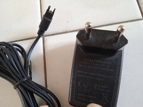 Sony-Ericsson-portable-charger-CST-13.jpg