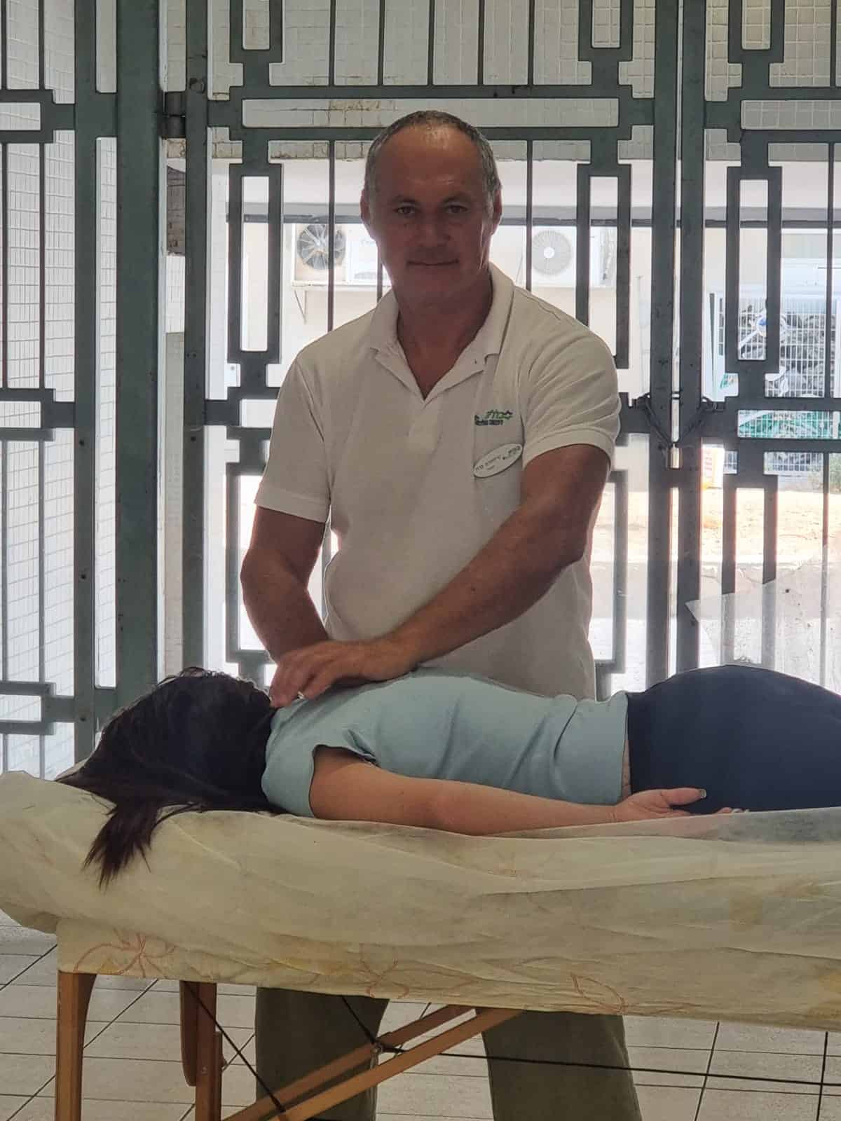 מטפלי ״כללית רפואה משלימה״ מעניקים טיפולים בבתי מלון באילת עבור אזרחים שפונו מביתם בעקבות מלחמת ״שבעה באוקטובר״