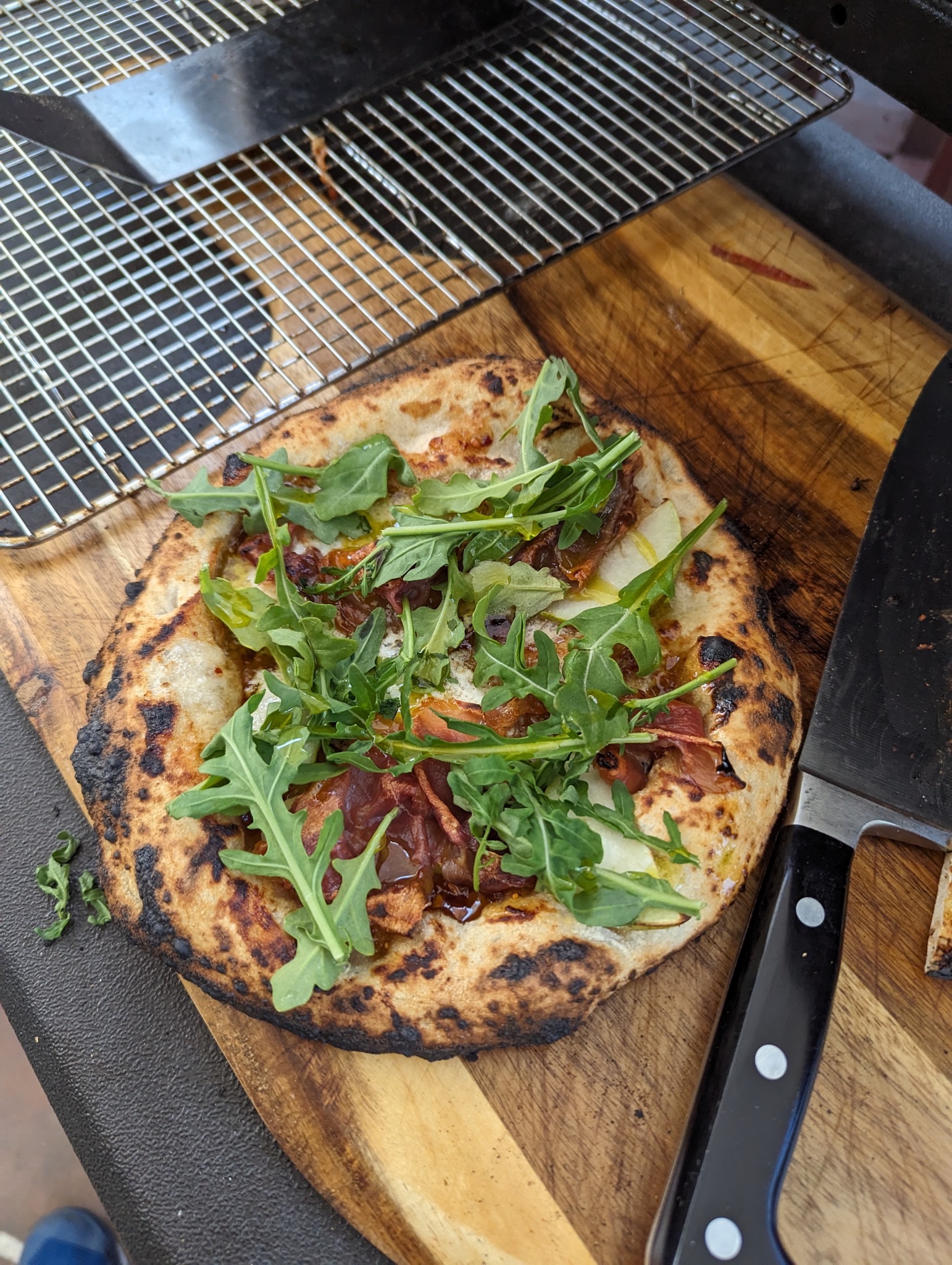 pizza with arugula and prosciutto