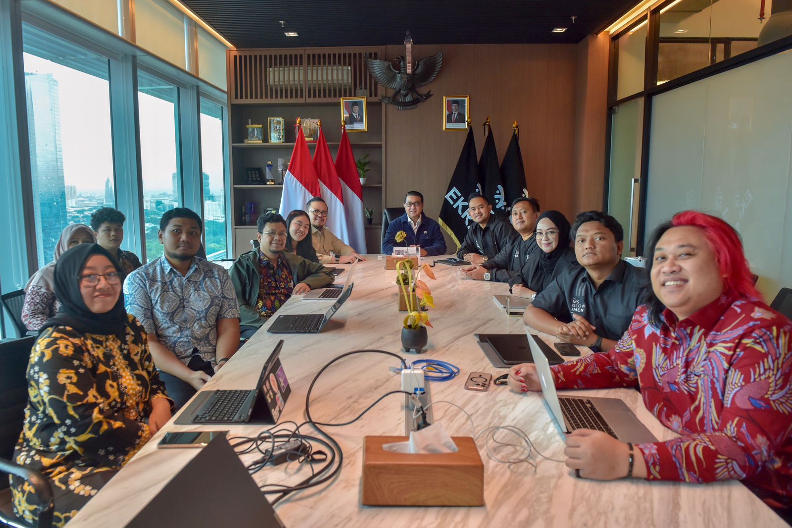 - Menteri Ekonomi Kreatif/Kepala Badan Ekonomi Kreatif (Ekraf), Teuku Riefky Harsya menerima audiensi tim MS Glow terkait rencana penyelenggaraan MS Glow for Men Malang Half Marathon 2026 di Autograph Tower, Jakarta. Pertemuan ini membahas kolaborasi pengembangan sport tourism sekaligus penguatan potensi ekonomi kreatif daerah.