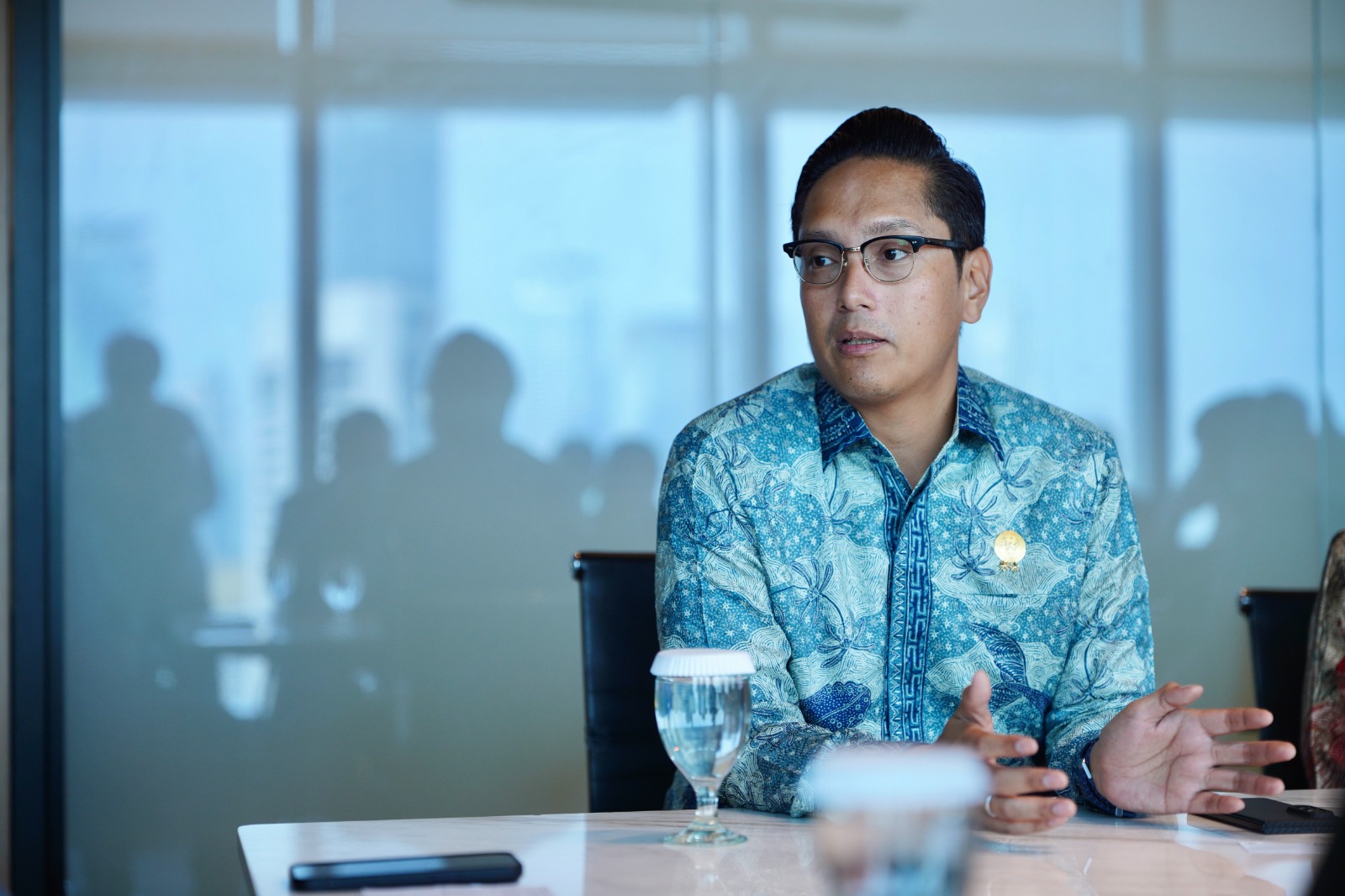 Turut hadir mendampingi Menteri Ekraf dalam pertemuan ini adalah Staf Ahli Bidang Pemasaran dan Infrastruktur Septriana Tangkary, Staf Khusus Bidang Isu Strategis dan Antarlembaga Rian Syaf, Direktur Fasilitasi Infrastruktur Fahmy Akmal, serta Tenaga Ahli Menteri Hasbil Mustaqim Lubis.