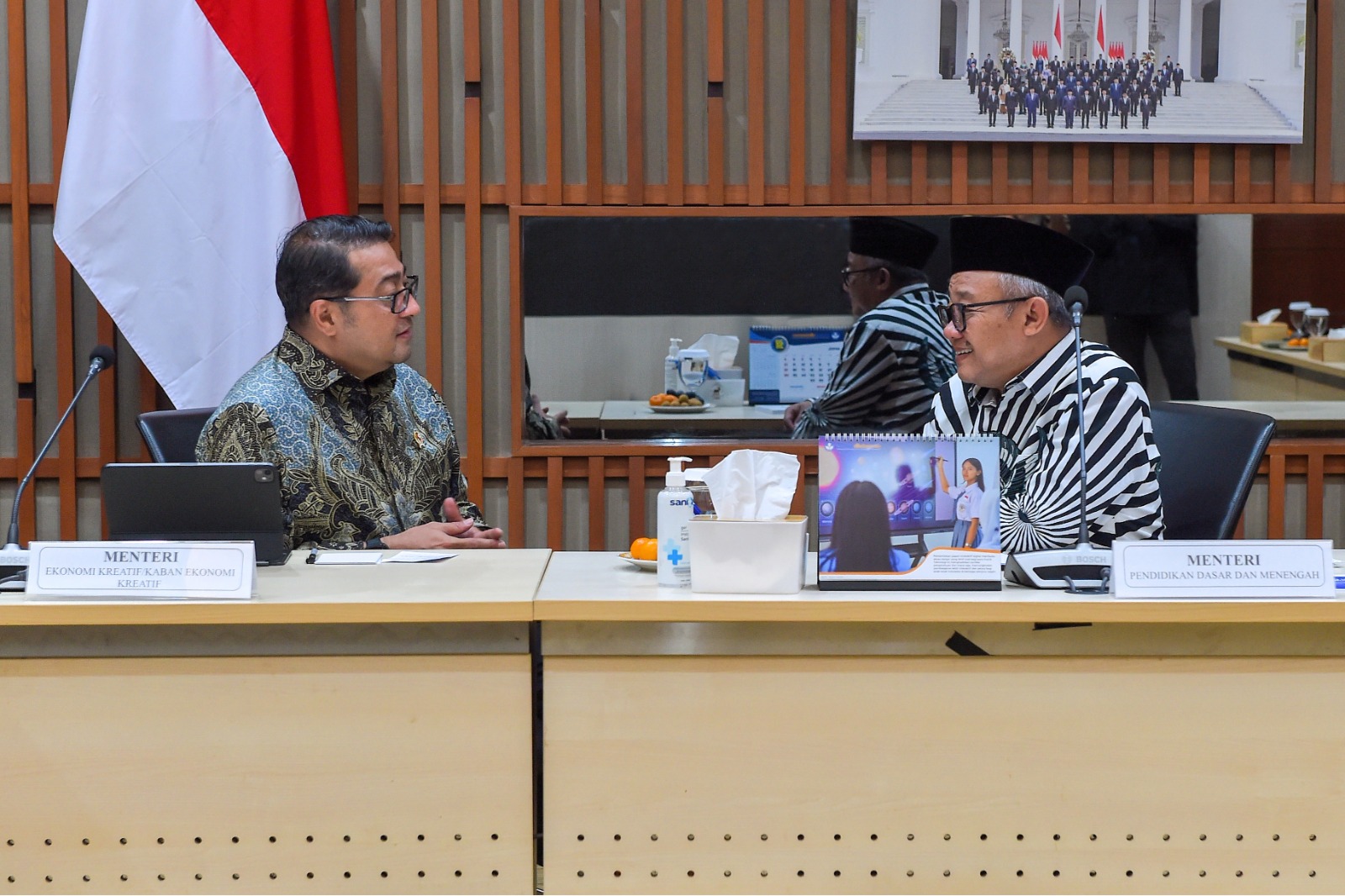 &ndash; Menteri Ekonomi Kreatif/Kepala Badan Ekonomi Kreatif (Ekraf), Teuku Riefky Harsya, dan Menteri Pendidikan Dasar dan Menengah (Mendikdasmen), Abdul Mu&rsquo;ti, membahas sinergi kolaborasi antar kementerian bidang pendidikan vokasi dan pengembangan ekonomi kreatif. Pembahasan ini merupakan tindak lanjut Nota Kesepahaman Bersama pada November 2025.